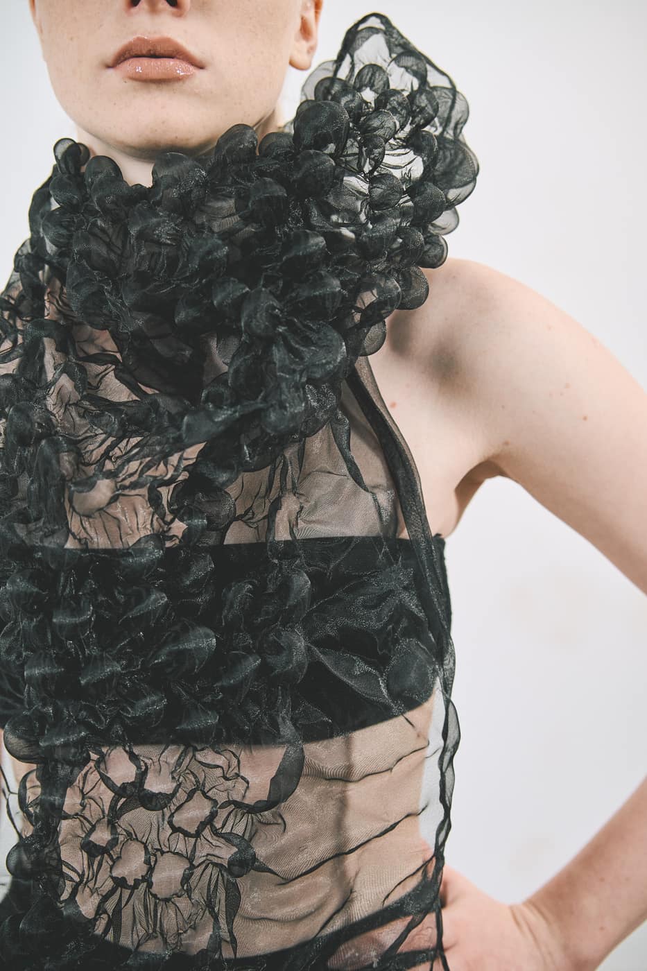 Editorial Exploración II con Dutra Studio: detalle de organza negra