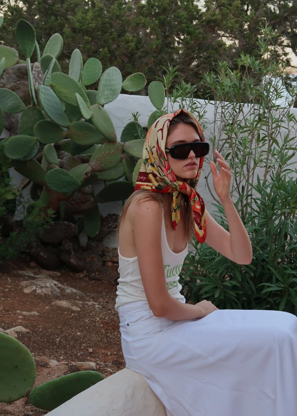 Wearing ksk en Ibiza: modelo con pañuelo y lentes de sol entre cactus