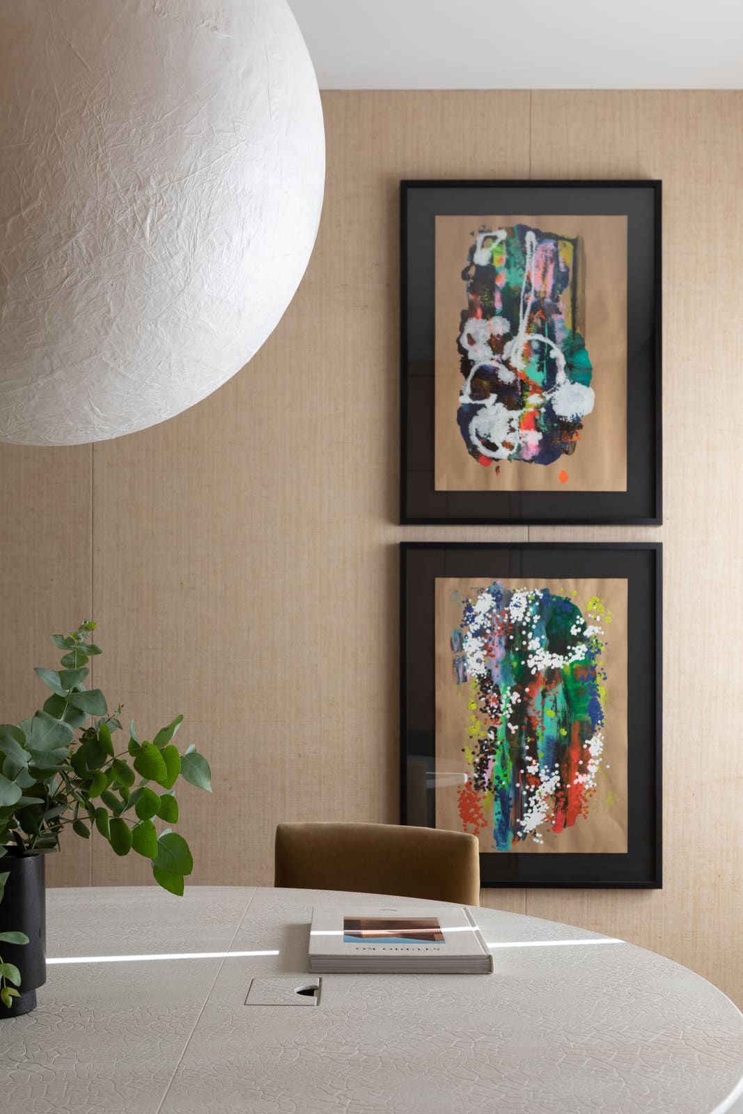 Producción de interiorismo para Revista Living: escritorio con obras de arte