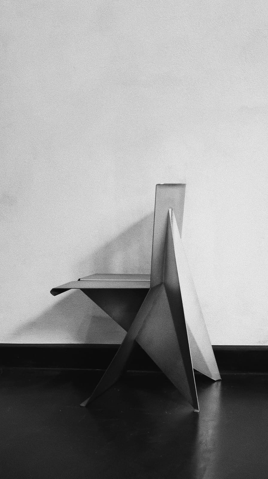 Curaduría especial de Valuarte: silla escultórica en blanco y negro